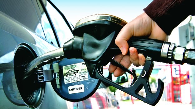 Stawki za litr paliwa naliczane przez wypożyczalnie samochodów w większości przypadków znacznie odbiegają od cen na stacjach benzynowych. /Motor