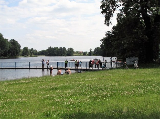 Stawy Stefańskiego w Łodzi - to jedno z kąpielisk, gdzie zakwitły sinice i jest zakaz kąpieli /Agnieszka Wyderka /RMF FM