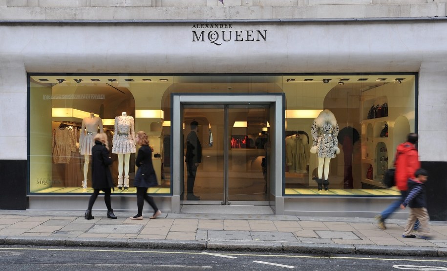 Staż u Alexandra McQueena miał trwać 11 miesięcy /NICK ANSELL /PAP/EPA