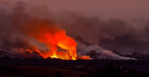 Stefa Gazy w ogniu po izraelskich atakach /HANNIBAL HANSCHKE /PAP/EPA