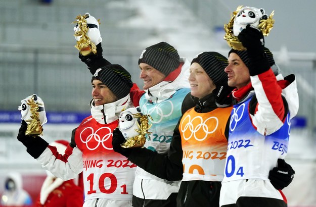 Stefan Kraft, Daniel Huber, Jan Hoerl, and Manuel Fettner cieszą się z medalu Austrii /KIMIMASA MAYAMA /PAP