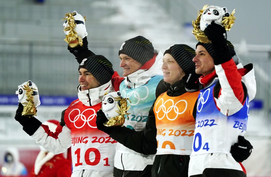 Stefan Kraft, Daniel Huber, Jan Hoerl, and Manuel Fettner cieszą się z medalu Austrii /KIMIMASA MAYAMA /PAP