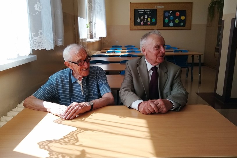 Stefan Wysocki i Ryszard Szpyrko w tej samej ławce, w której siedzieli w Zespole Szkół w Mrozach /INTERIA.PL