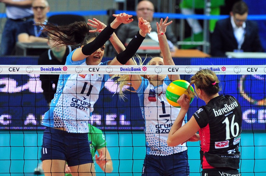 Stefana Veljković (po lewej) i Anna Werblińska (w środku) z Chemika Police oraz Helena Havelkova (po prawej) z włoskiego Unendo Yamamay Busto Arsizio w półfinałowym meczu turnieju Final Four Ligi Mistrzyń siatkarek w Szczecinie /Marcin Bielecki /PAP
