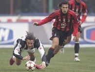 Stefano Mauri (Udinese) i Andrea Pirlo (Milan) /AFP