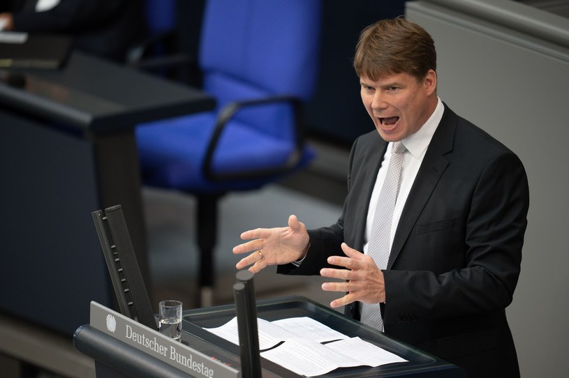 Steffen Kotré podczas wystąpienia w Bundestagu /MICHAEL KAPPELER / DPA  /AFP
