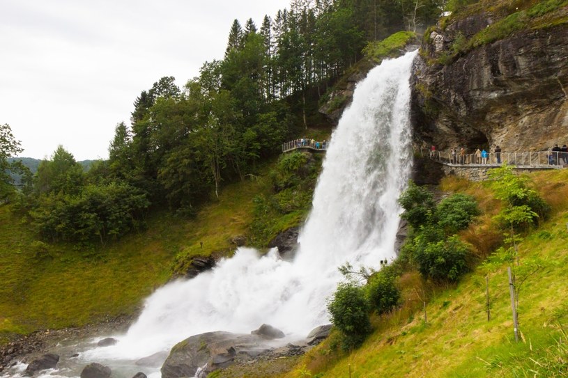 Steinsdalfossen jest jednym z najczęściej odwiedzanych, a także najczęściej fotografowanych miejsc turystycznych w Norwegii /123RF/PICSEL