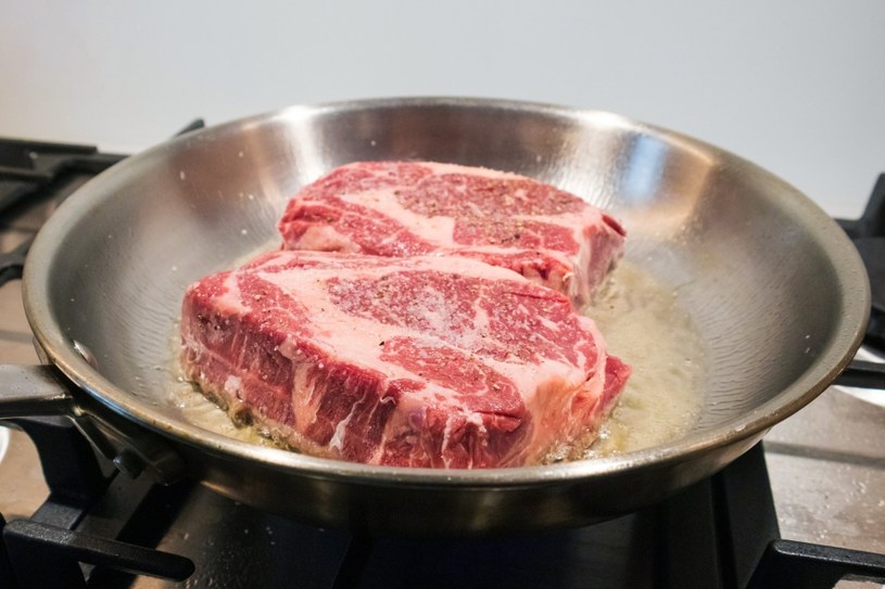 Stek z dobrej jakości czerwonego mięsa może być podstawą keto-obiadu lub kolacji /123RF/PICSEL