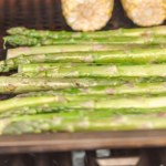 przepisy na grilla Steki z kalafiora i grillowana sałata rzymska. Jak przygotować grilla, który nie tuczy?