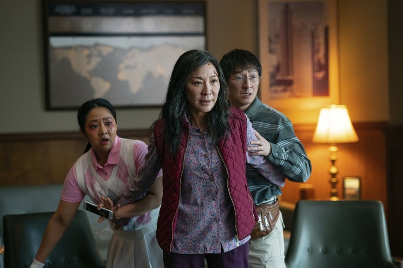 Stephanie Hsu, Michelle Yeoh i Ke Huy Quan w filmie "Wszystko wszędzie naraz" /Album Online/East News /East News