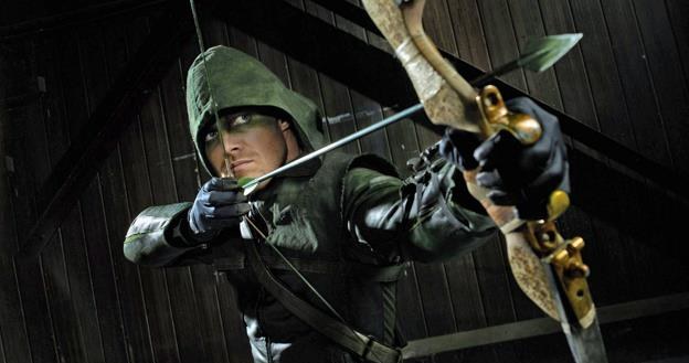 Stephen Amell w scenie z serialu "Arrow" /materiały prasowe