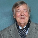 Stephen Fry Stephen Fry żąda ogromnego odszkodowania. Wszystko przez upadek ze sceny