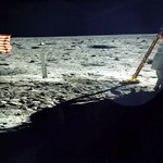 Stephen Hawking namawia do wybudowania bazy na Księżycu