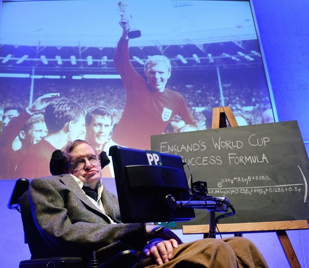 Stephen Hawking prezentuje wyniki swoich obliczeń /ANDY RAIN /PAP/EPA