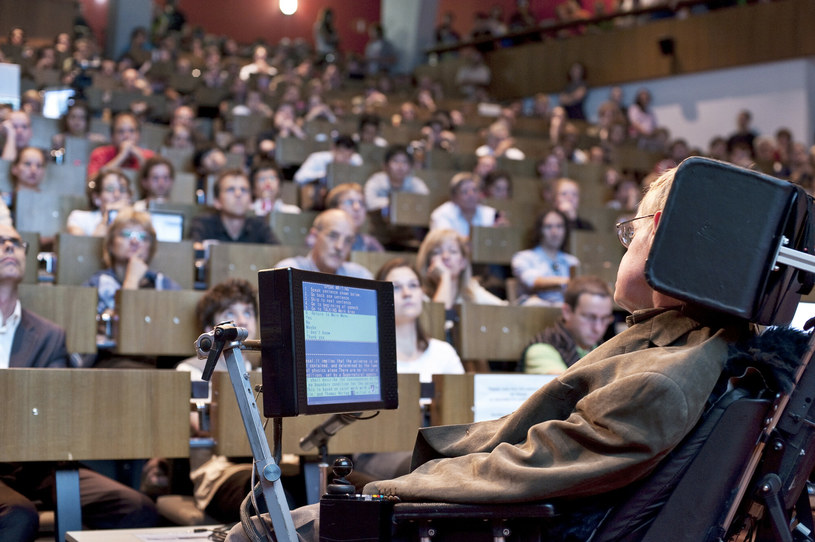 Stephen Hawking prowadził wykłady za pomocą specjalnego syntezatora mowy, który był przymocowany do wózka inwalidzkiego /East News