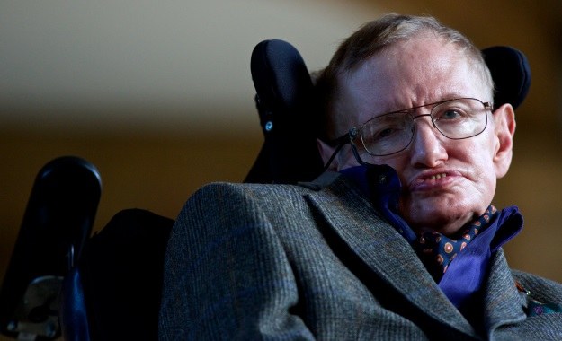 Stephen Hawking sugeruje, by zmienić nasze postrzeganie czarnych dziur /AFP