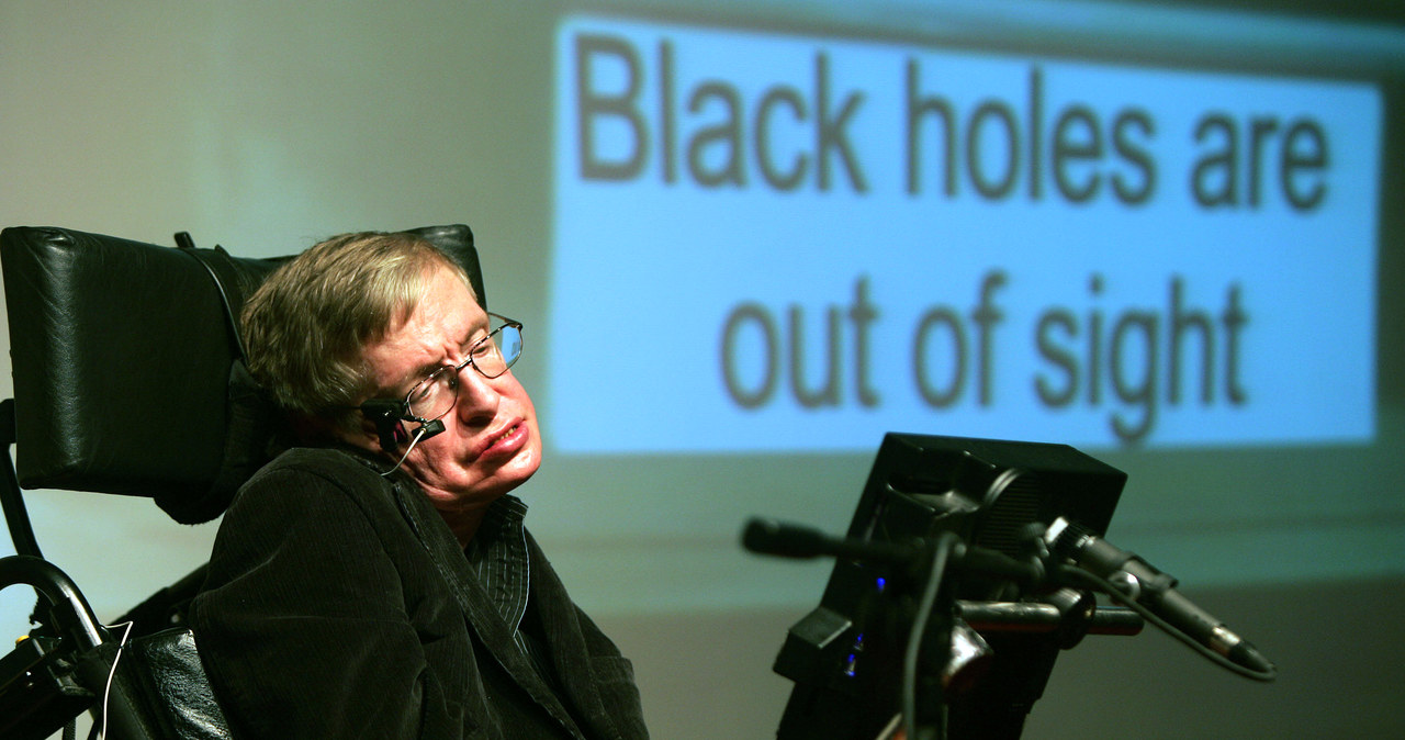 Stephen Hawking wysunął hipotezę, że czarne dziury tak naprawdę nie są czarne /AFP