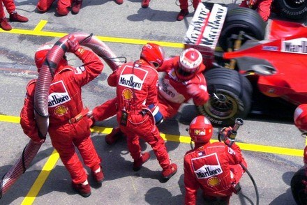 Stepney upada zahaczony przez Schumachera w 2000 roku / Kliknij /AFP