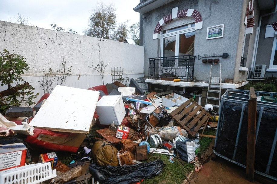 Sterta zniszczonych przez wodę sprzętów w Saint-Etienne-au-Mont /YOAN VALAT  /PAP/EPA