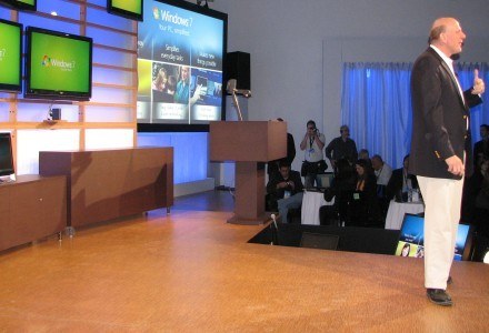 Steve Ballmer, szef Microsoft, oficjalnie daje zielone światło dla Windows 7 /INTERIA.PL