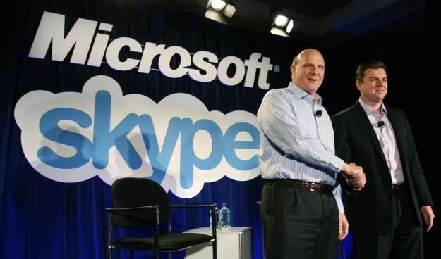 Steve Ballmer (z lewej) wymiania uściski z szefem Skype, Tony Bates /AFP