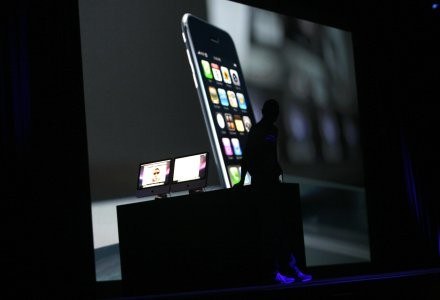 Steve Jobs i fragment prezentacji z WWDC w San Franciso. /AFP