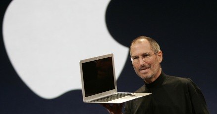 Steve Jobs i gwiazda wieczoru - Macbook Air. /AFP