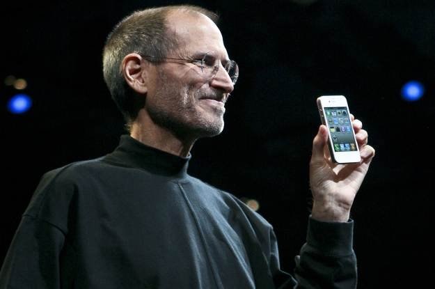 Steve Jobs i jego iPhone 4. Kolejna wersja popularnego smartfona trafi na rynek 21 czerwca /AFP