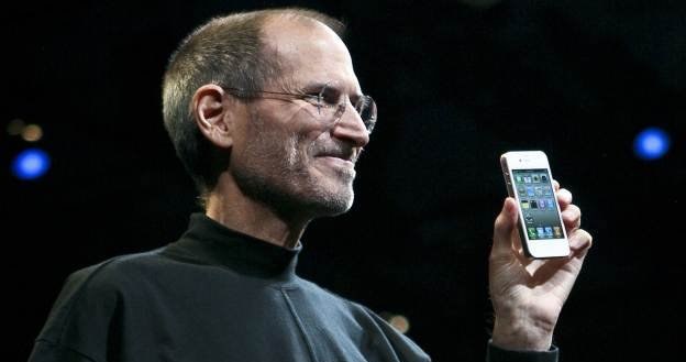 Steve Jobs i jego iPhone 4. Kolejna wersja popularnego smartfona trafi na rynek 21 czerwca /AFP