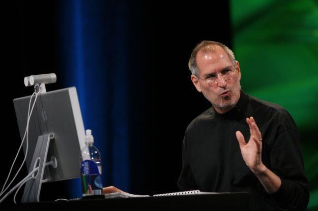 Steve Jobs i jego oficjalna biografia - czekamy /AFP