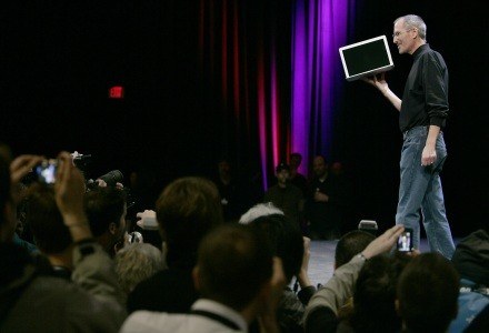 Steve Jobs jak zwykle czarował zgromadzoną publiczność. /AFP