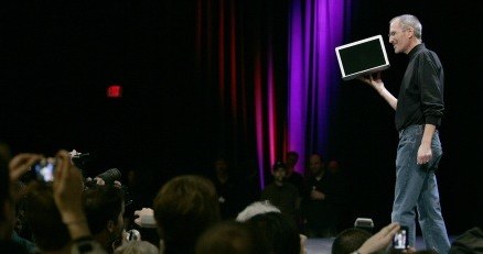 Steve Jobs jak zwykle czarował zgromadzoną publiczność. /AFP
