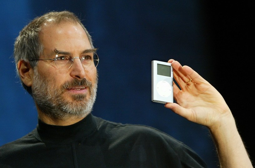 Steve Jobs podczas prezentacji iPoda. Wynalazek ten zrewolucjonizował sposób w jaki słuchamy i gromadzimy muzykę / Justin Sullivan / Staff /Getty Images