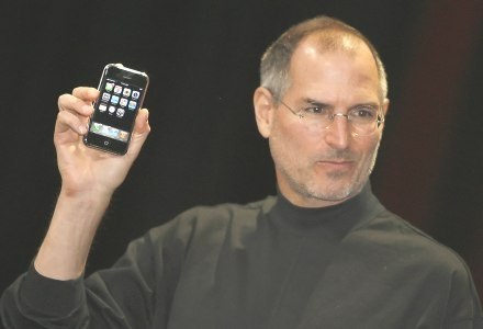 Steve Jobs prezentuje iPhone podczas tegorocznego MacWorld /AFP
