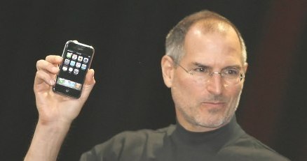 Steve Jobs prezentuje iPhone podczas tegorocznego MacWorld /AFP