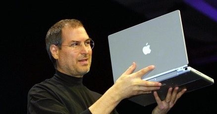 Steve Jobs prezentuje MacBooka /AFP