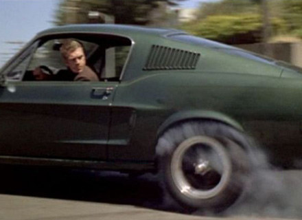 Steve McQueen podczas pościgu w filmie "Bullit" /