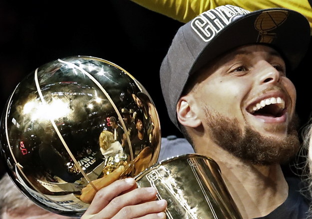 Steven Curry z trofeum za mistrzostwo w NBA /LARRY W. SMITH /PAP/EPA