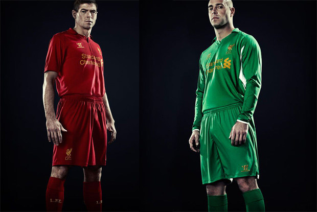 Steven Gerrard i Pepe Reina prezentują nowe stroje Liverpoolu /Liverpool FC /INTERIA.PL