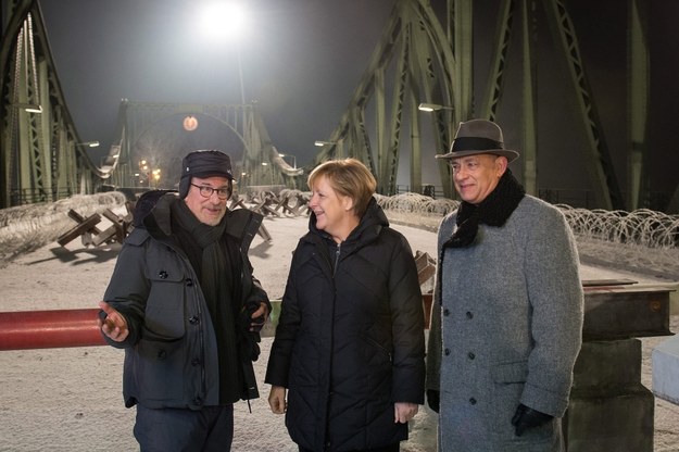 Steven Spielberg, Angela Merkel i Tom Hanks na planie filmu /EPA/GUIDO BERGMANN / HANDOUT HANDOUT EDITORIAL USE ONLY/NO SALES  /PAP/EPA