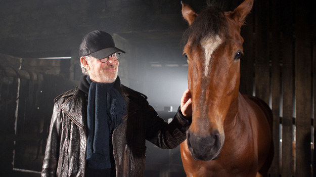 Steven Spielberg na planie filmu "Czas wojny" (ang. "The War Horse") /materiały dystrybutora