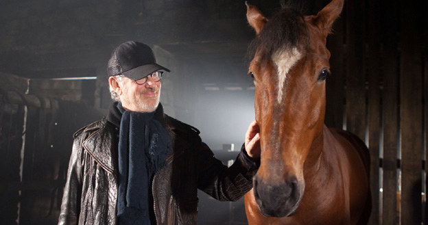 Steven Spielberg na planie filmu "Czas wojny" (ang. "The War Horse") /materiały dystrybutora