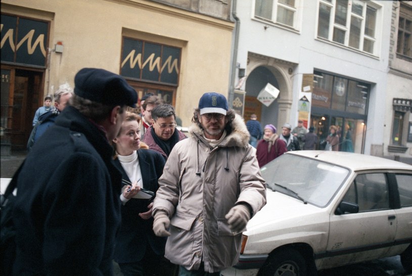 Steven Spielberg w Krakowie podczas prac nad "Listą Schindlera" /Wojtek Laski /East News