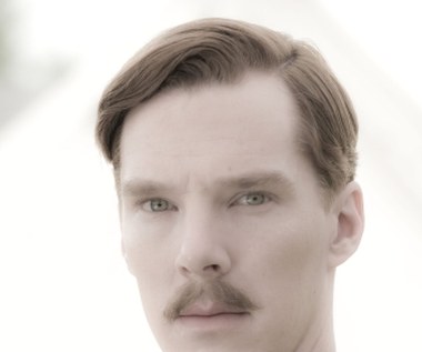 Steven Spielberg zaproponował Benedictowi rolę w "Czasie wojny" (na zdjęciu), chociaż nie widział ani jednego odcinka "Sherlocka". Steve McQueen (reżyser "Zniewolonego...") i Morten Tyldum ("Czas tajemnic") również angażowali Brytyjczyka niejako "w ciemno". John Wells, który z taką maestrią przeniósł na ekran sztukę "Sierpień w hrabstwie Osage", obsadził Cumberbatcha w roli wrażliwego "Małego" Charlesa (nawiasem mówiąc - totalnego przeciwieństwa wszystkich tych geniuszy) po tym, jak aktor przesłał mu próbkę swoich umiejętności w formie filmiku nakręconego telefonem.

 