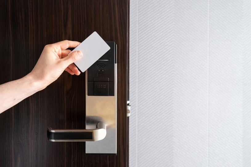 Stewardesa zdradza trik z butelką. Zrób to od razu po wejściu do pokoju w hotelu