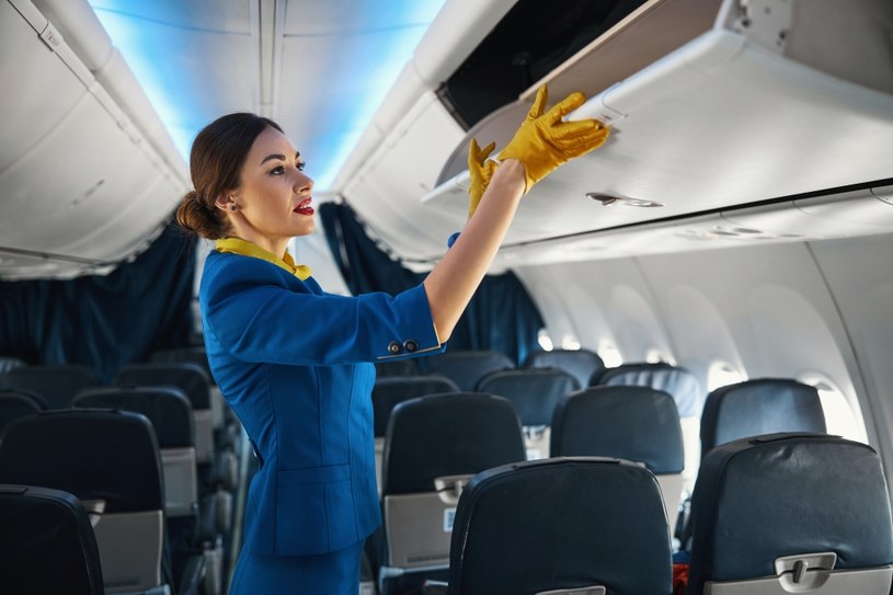 Stewardessy siedzą na dłoniach, aby zapewnić bezpieczeństwo załodze i pasażerom. /123RF/PICSEL