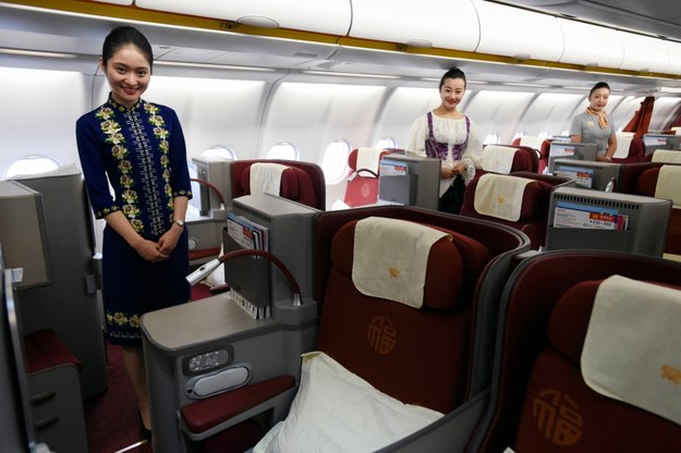 Stewardesy chińskich linii lotniczych Hainan Airlines, zdjecie z 2015 roku /Roman Vondrous    /PAP/EPA