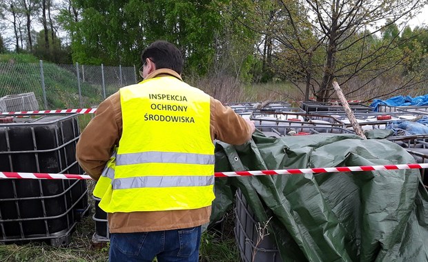 Stężony kwas siarkowy wśród chemikaliów porzuconych pod Wołominem