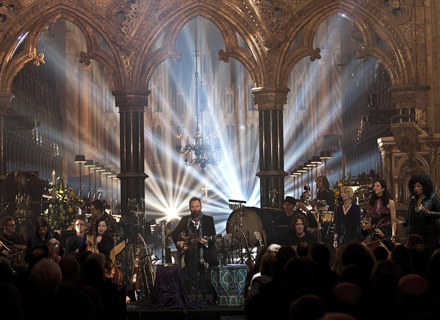 Sting podczas koncertu w katedrze w Durham - fot. Clive Barda / Deutsche Grammophon /