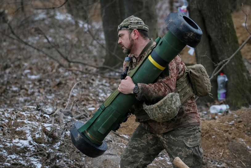 Stinger to pociski przeciwlotnicze, a NLAW i Javelin, przeciwpancerne. Te ostatnie są jedną z ulubionych broni Ukraińców, która skutecznie radzi sobie z rosyjskimi czołgami